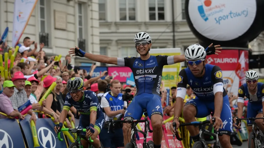 Davide Martinelli slaví vítězství v etapě