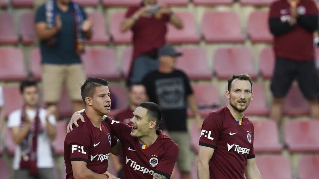 Adam Hložek slaví gól se spoluhráči