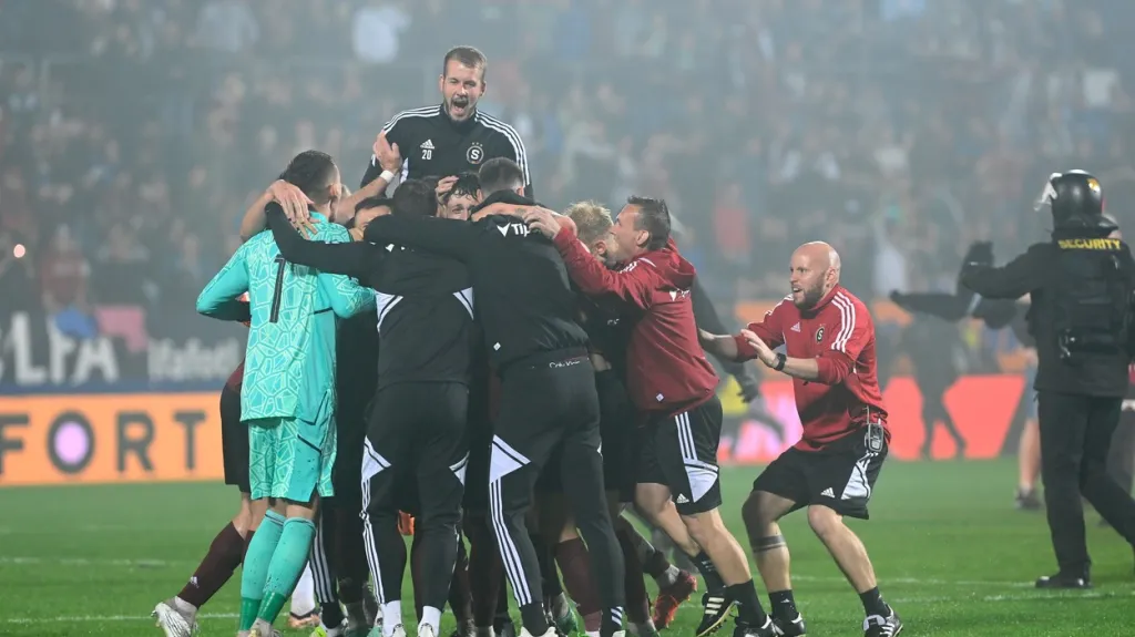 Fotbalisté Sparty se radují ze zisku ligového titulu