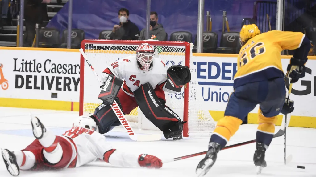 Martin Nečas z Caroliny (vlevo) při obranném zákroku