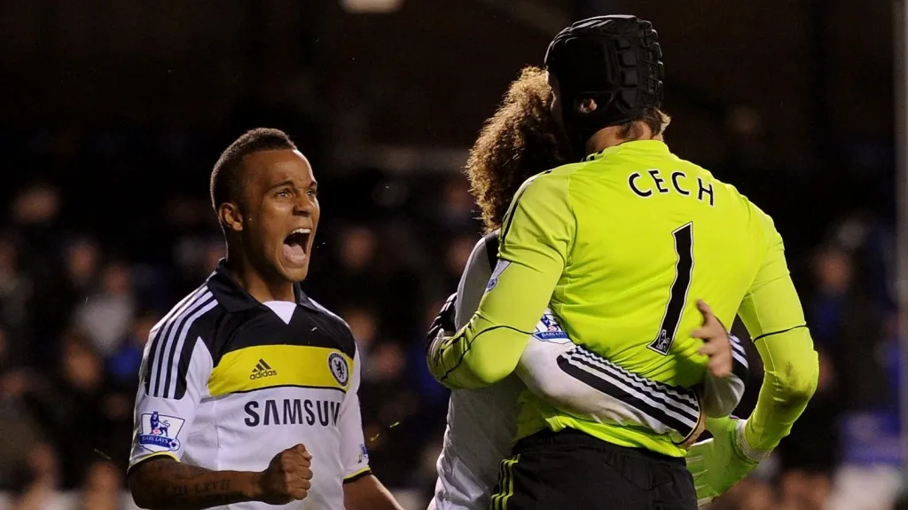 Spoluhráči gratulují Petru Čechovi