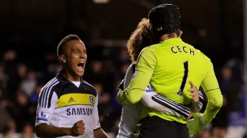 Spoluhráči gratulují Petru Čechovi