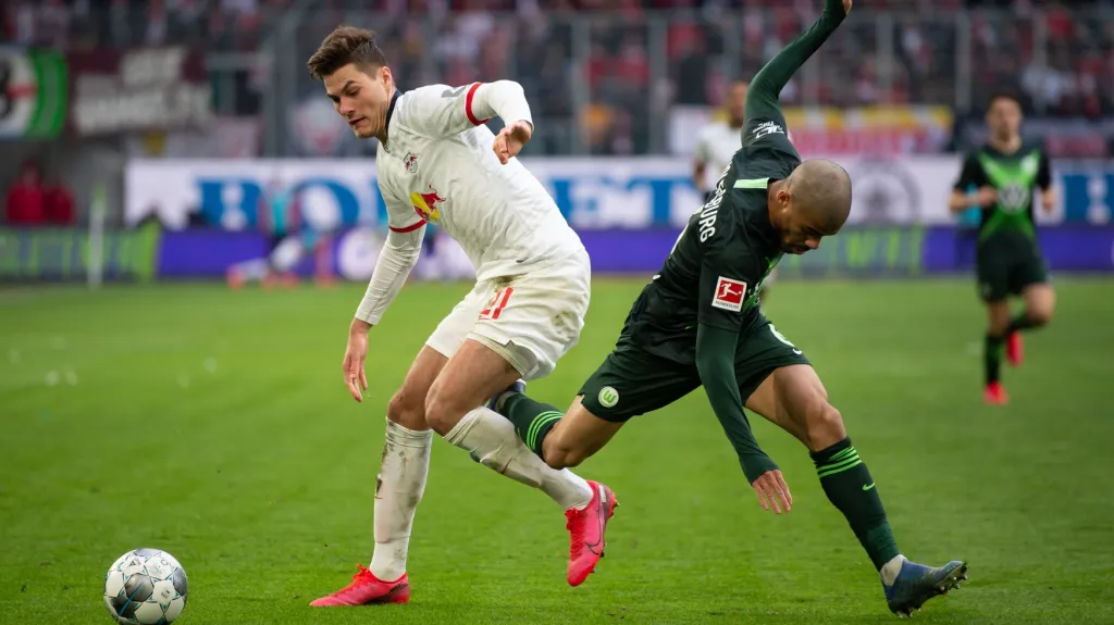 Patrick Schick z Lipska (vlevo) v utkání s Wolfsburgem