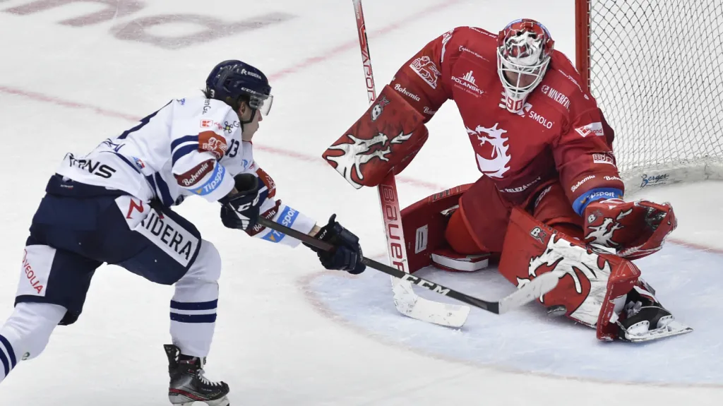 Ondřej Kacetl zasahuje proti Samuelu Bittenovi