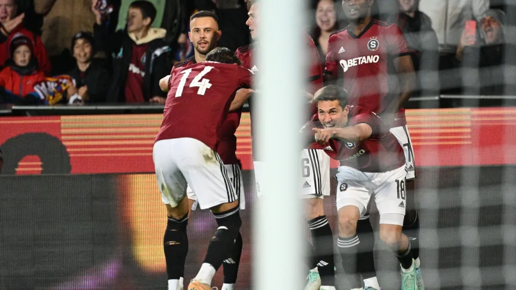 Fotbalisté Sparty se radují z gólu v utkání s Bohemians 1905