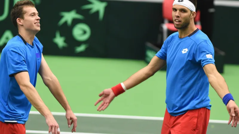 Čeští tenisté utekli hrobníkovi z lopaty