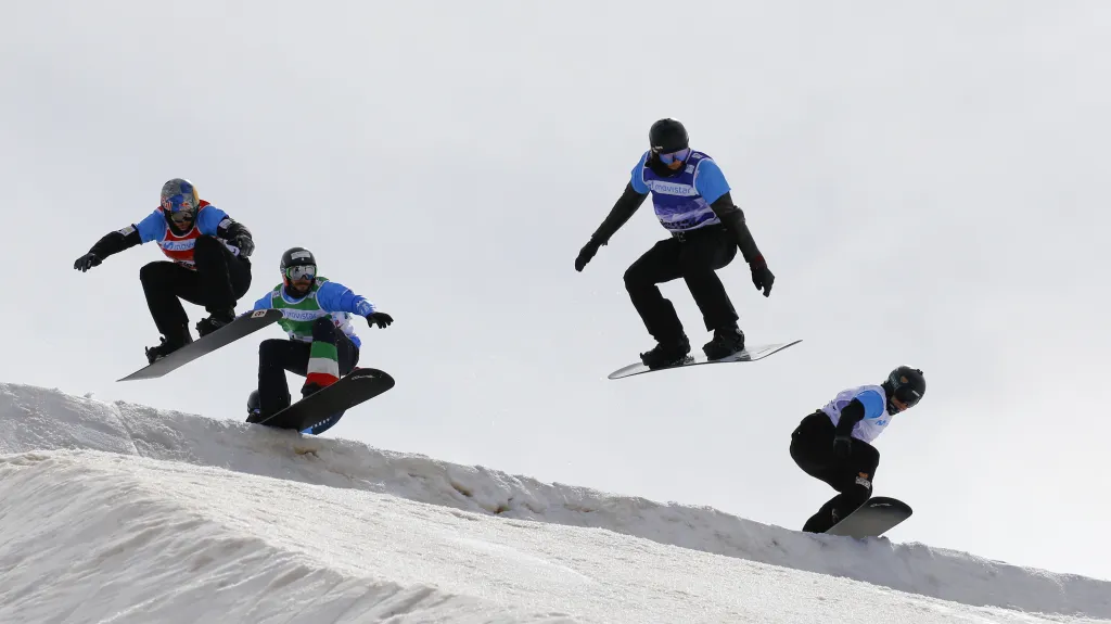 Jan Kubičík při závodu snowboardcrossu