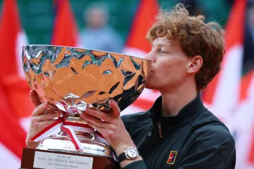 Jannik Sinner s trofejí z turnaje v Monte Carlu
