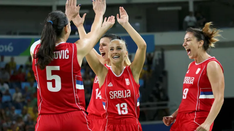 Slavící srbské basketbalistky