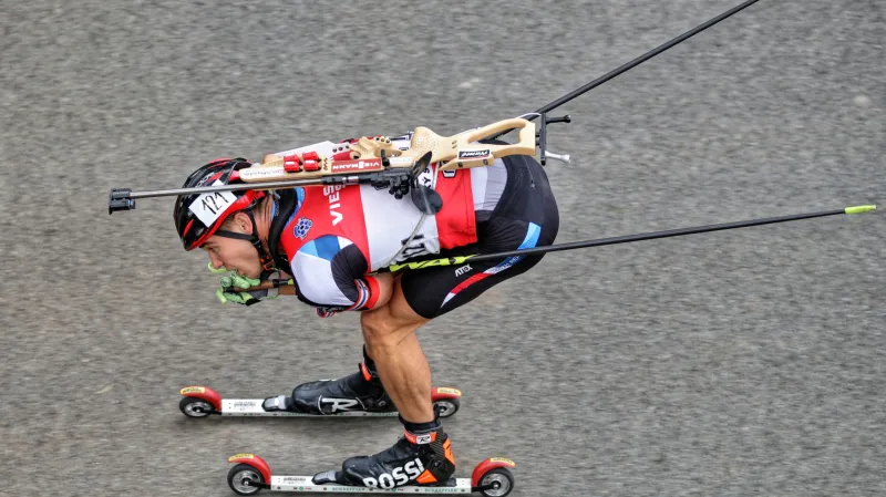 Biatlonista Michal Krčmář v závodu na kolečkových lyžích