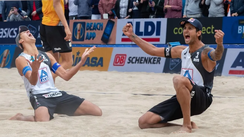 Rusové Krasilnikov a Stojanovskij vyhráli MS v beachvolejbalu