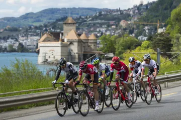 Cyklisté u švýcarského hradu Chillon