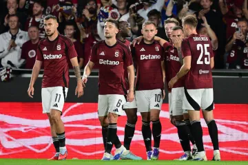 Jan Kuchta (č. 10) se raduje se spoluhráči ze Sparty