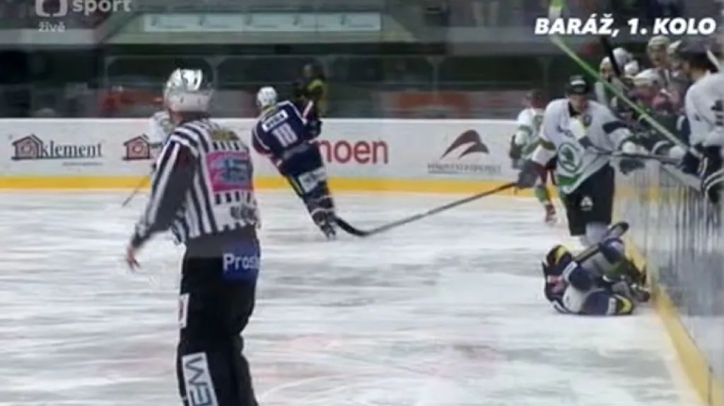 Pituleho faul na Pulpána v zápase Chomutov - Ml. Boleslav