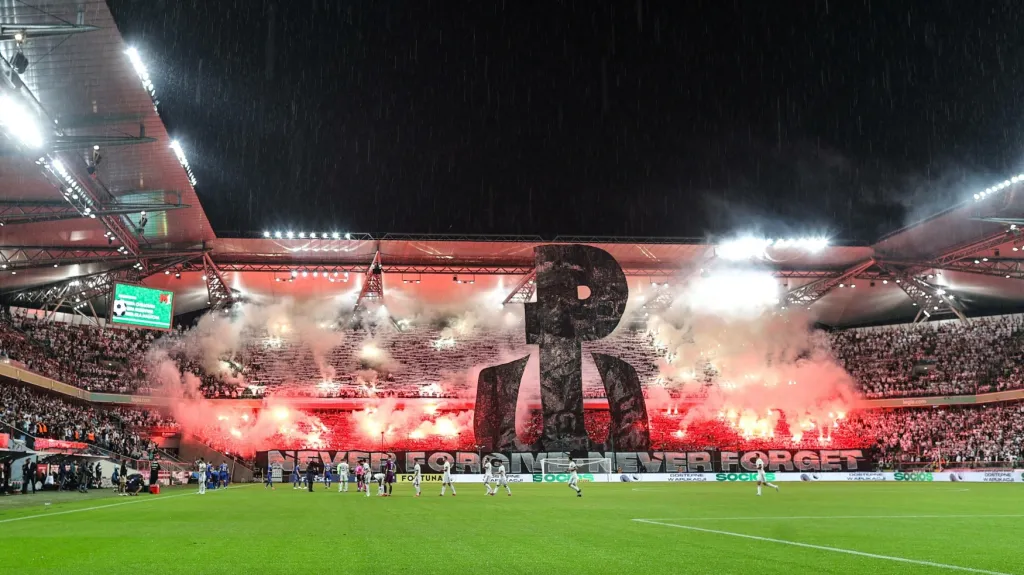 Bouřlivá atmosféra na stadionu Legie Varšava