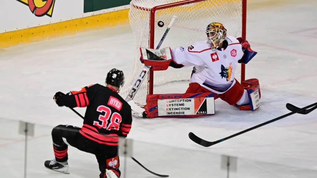 Tomáš Hyka ze Sparty v šanci v utkání Ligy mistrů proti Grenoblu