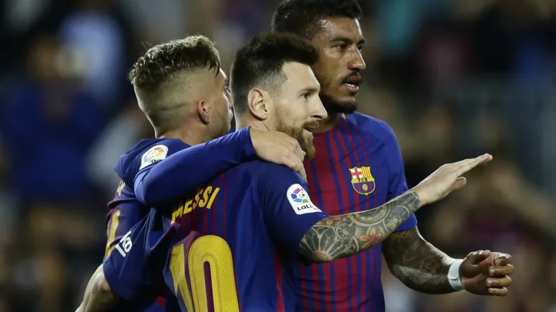 Lionel Messi se raduje z gólu se spoluhráči z Barcelony