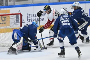 Brankář Komety Michal Postava čelí šanci Sparty