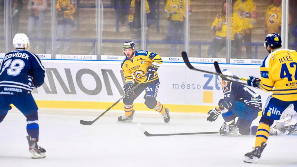 Valentin Claireaux ze Zlína u puku v utkání proti Kolínu