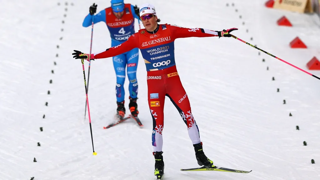 Nor Johannes Hösflot Klaebo oslavuje triumf ve sprintu na MS