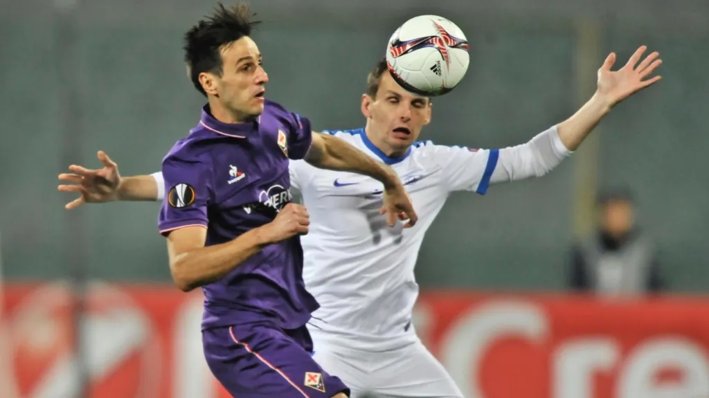 Milan Nitrianský z Liberce (v bílém) se snaží ubránit Nikolu Kaliniče z Fiorentiny