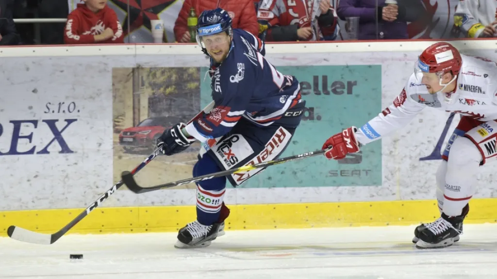 Vítkovický Radoslav Tybor v držení puku v utkání proti Třinci