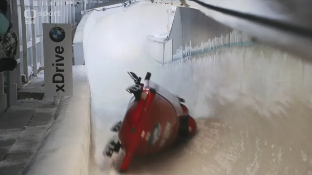 Druhá jízda Rinaldiho – převržený bob a dráhař na trati