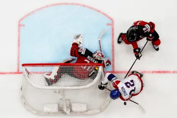 Dominik Simon se snaží prosadit v zápase s Kanadou