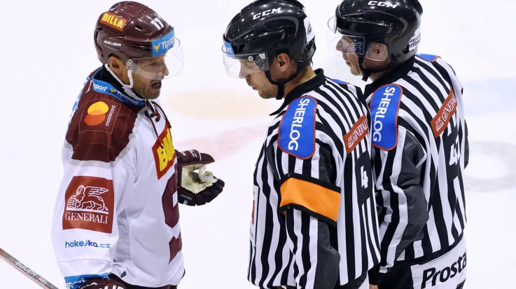 Jaroslav Hlinka ze Sparty v diskusi s rozhodčími