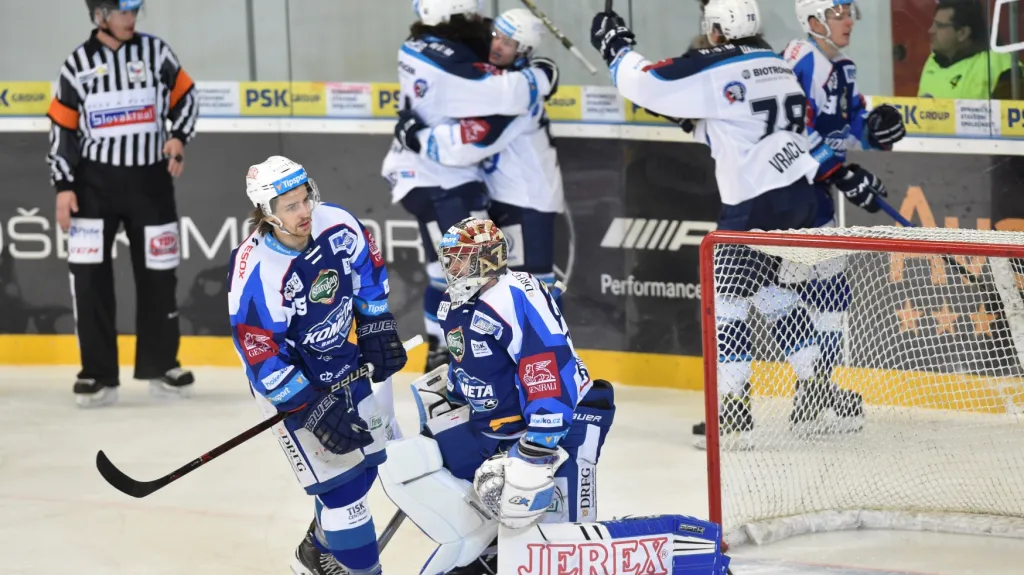 Hokejisté Plzně se radují z gólu v síti Brna