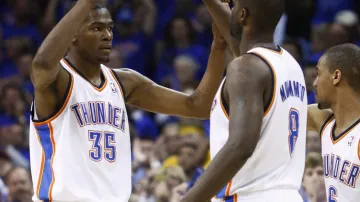 Kevin Durant (vlevo) slaví vítězství Oklahomy
