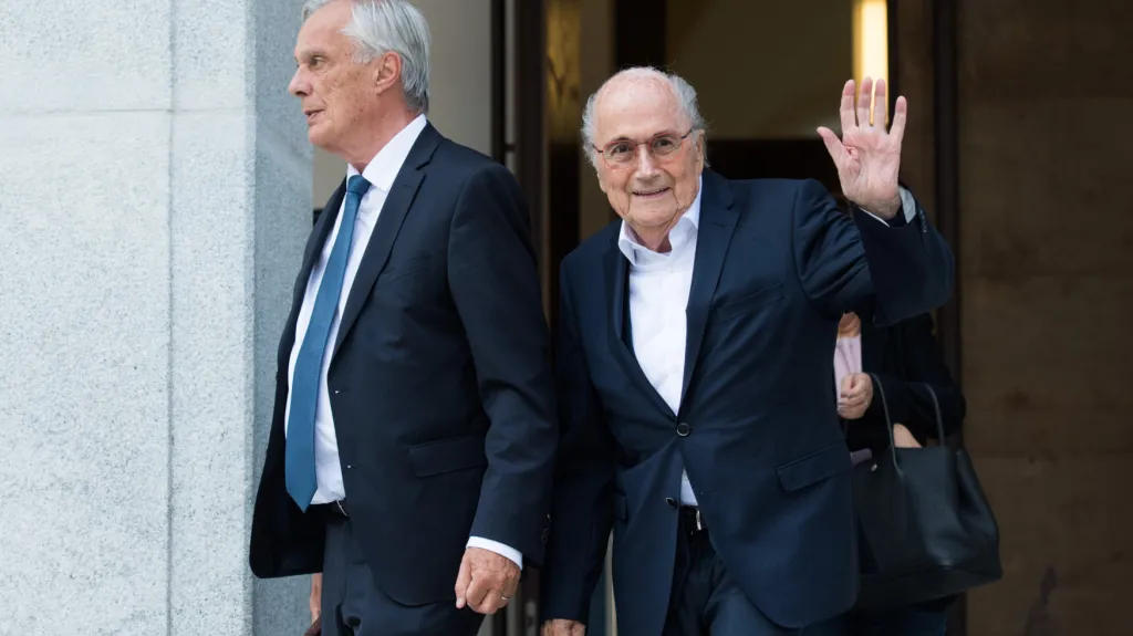 Sepp Blatter (vpravo) se svým právníkem
