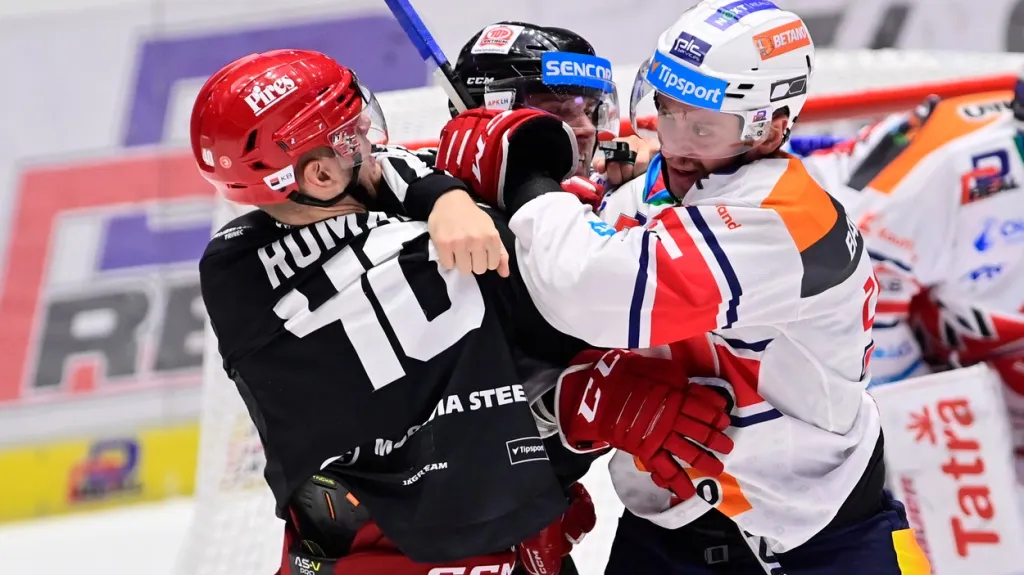Třinecký Miloš Roman v potyčce s Tomášem Zohornou z Pardubic
