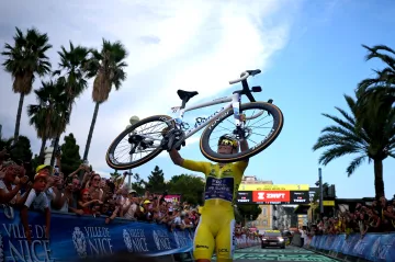 Demi Volleringová slaví triumf na Tour de France Femmes