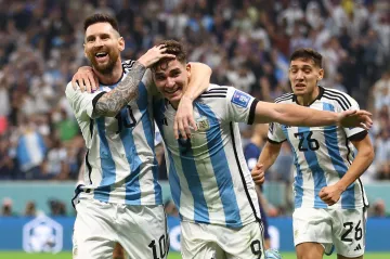 Lionel Messi (vlevo) a Julián Álvarez se radují z gólu Argentiny