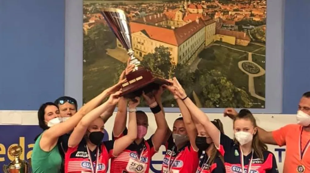 Stolní tenistky Břeclavi s pohárem pro mistra extraligy