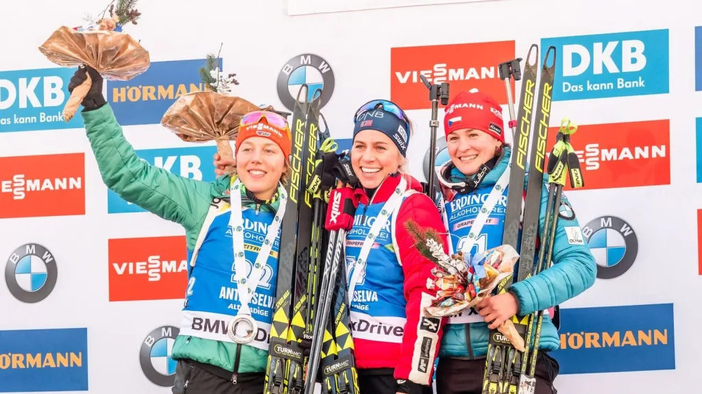 Bronzová Veronika Víktková (vpravo) po sprintu v Anterselvě s Laurou Dahlmeierovou (vlevo) a Tiril Eckhoffovou 