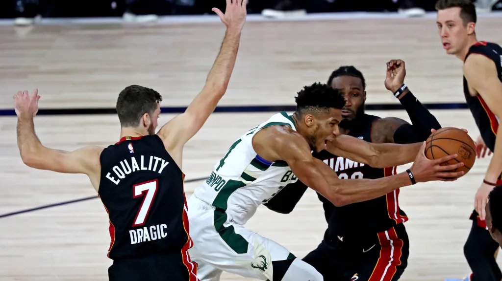 Giannis Antetokounmpo se probíjí obranou Miami