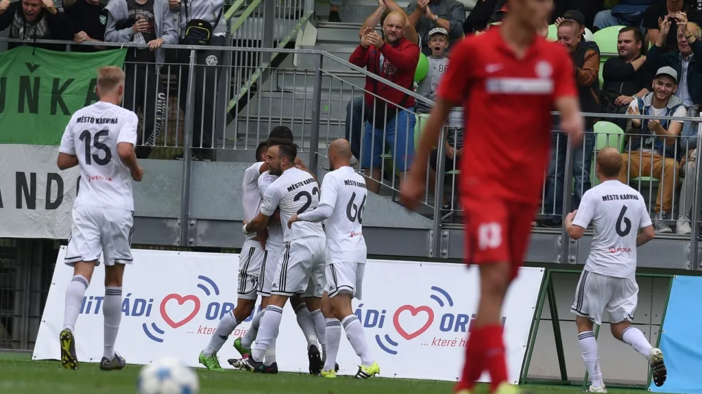Radost karvinských fotbalistů v utkání s Brnem