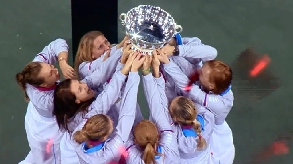 České tenistky slaví vítězství ve Fed Cupu