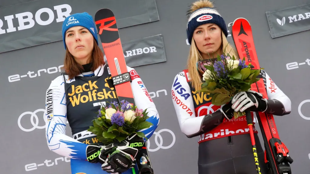 Petra Vlhová (vlevo) a Mikaela Shiffrinová