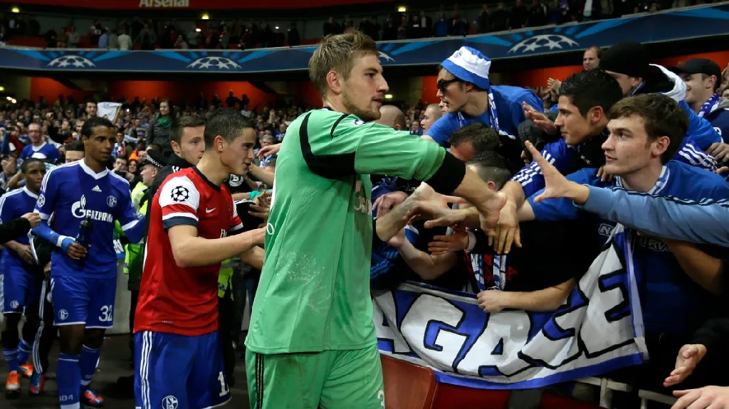 Hráči Schalke 04 se radují s fanoušky z výhry nad Arsenalem