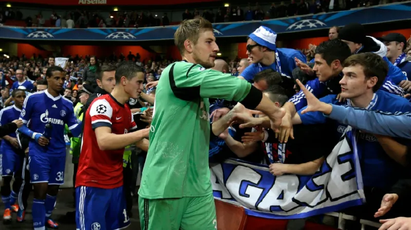 Hráči Schalke 04 se radují s fanoušky z výhry nad Arsenalem