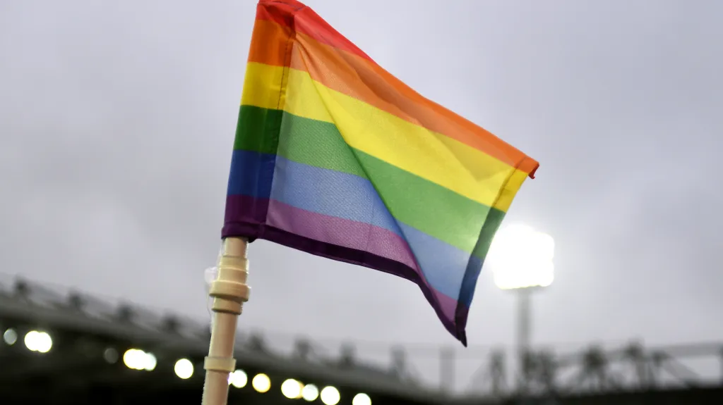 Duhová vlajka na fotbalovém utkání