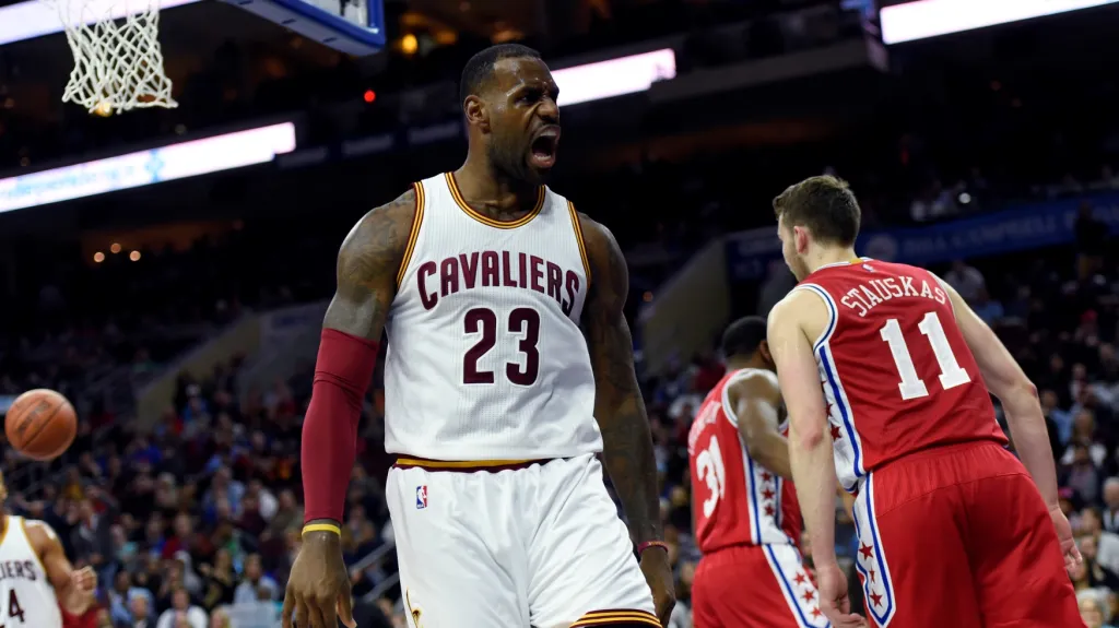 Clevelandský LeBron James slaví vstřelený koš v utkání s Philadelphií