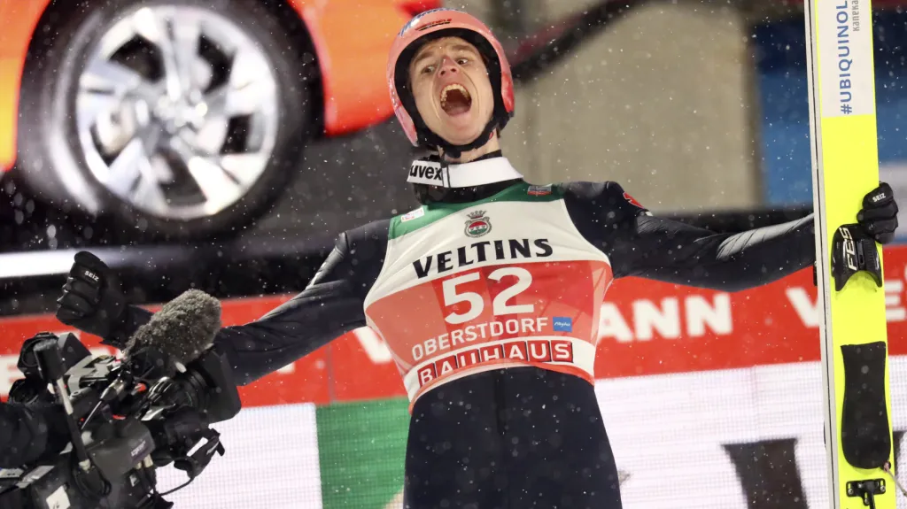 Karl Geiger se raduje z vítězství v Oberstdorfu