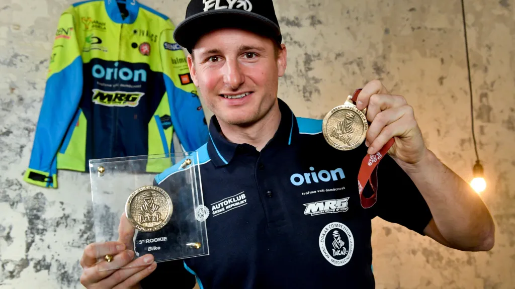Martin Michek s medailemi z Rallye Dakar