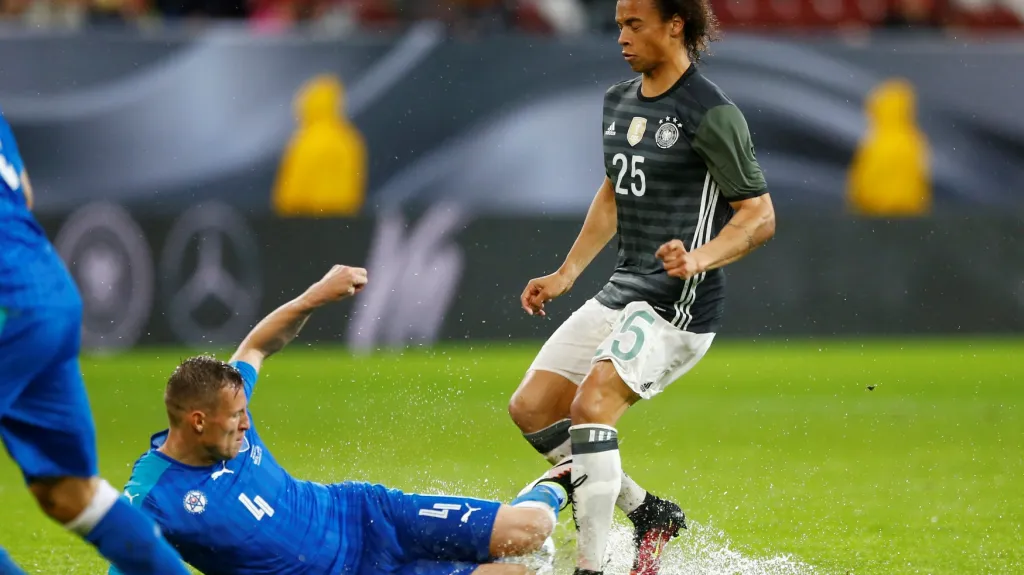 Ján Ďurica v souboji s Leroyem Saném z Německa