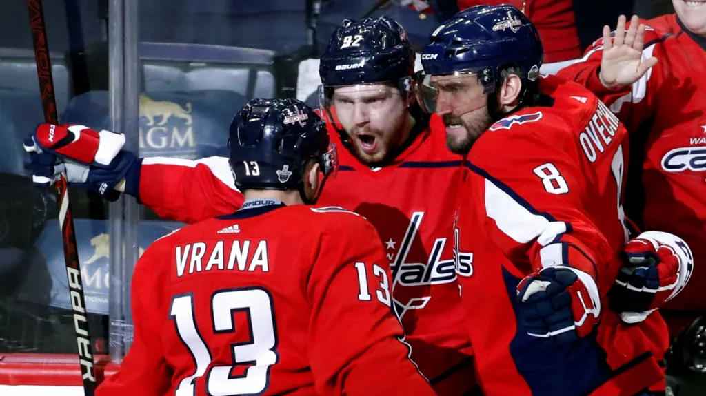 Jevgenij Kuzněcov se raduje s Alexandrem Ovečkinem a Jakubem Vránou