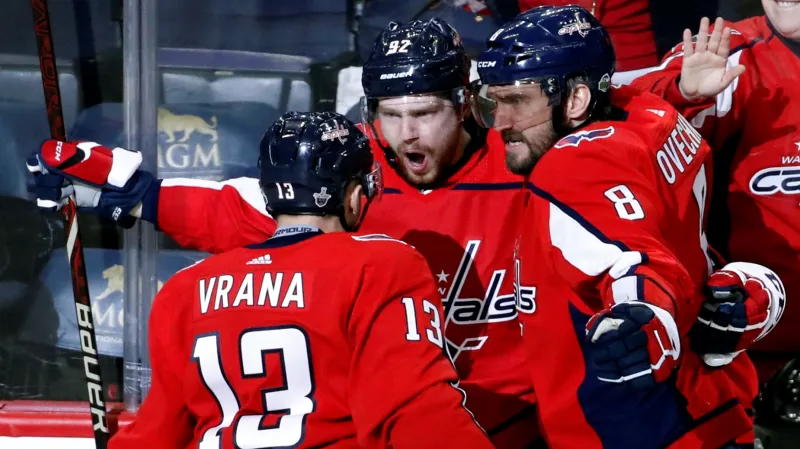 Jevgenij Kuzněcov se raduje s Alexandrem Ovečkinem a Jakubem Vránou